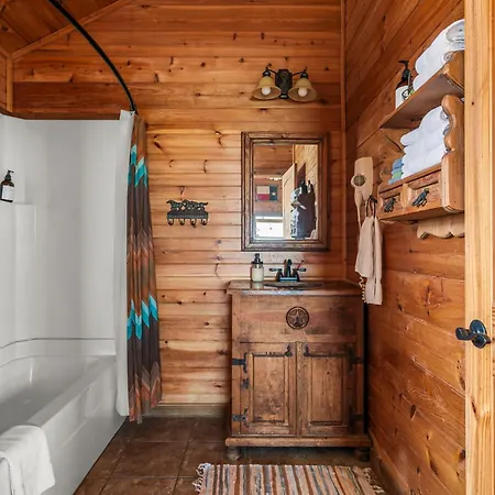 Enchanted Rockview Cabins Crabapple Room photo
