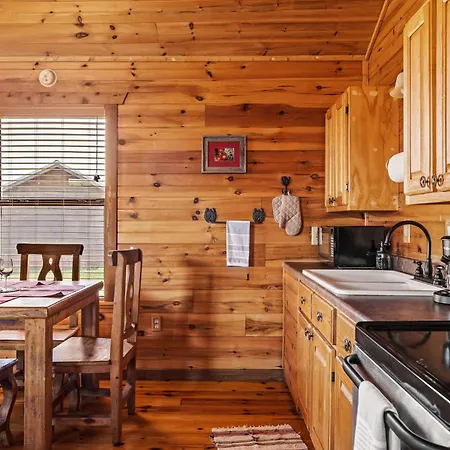Enchanted Rockview Cabins Crabapple Room photo